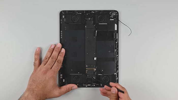 imagem do iPad Pro sendo desmontado