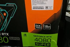 Homem compra RTX 4080 Super na Amazon e recebe HD e dois CDs players antigos