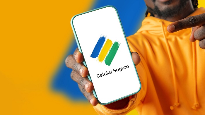 imagem de uma pessoa segurando o celular com o aplicativo Celular Seguro