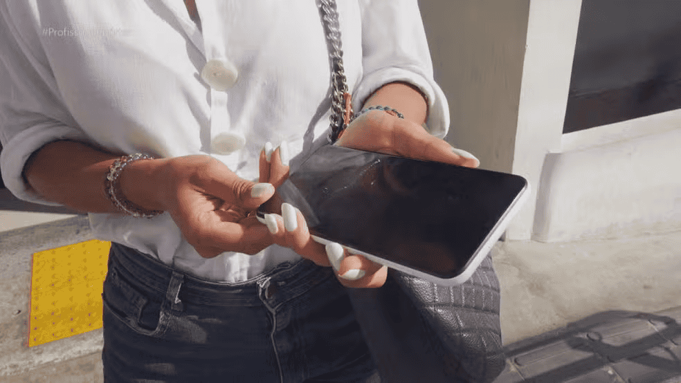 Celular Seguro: seis meses depois, mais de 56 mil smartphones foram bloqueados pelo serviço 2 Mulher segurando smartphone