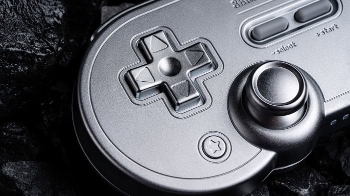 8BitDo completa 11 anos e comemora lançamento controles dourado e prateado 2 Controles dourado e prateado da 8BitDo