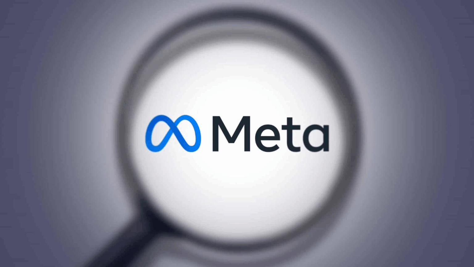 Lupa sobre fundo escuro ampliando o logotipo da Meta, com o símbolo azul de infinito e o nome em preto