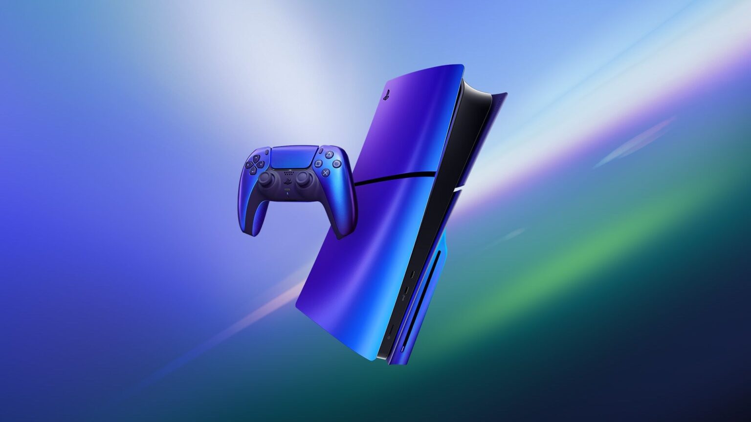Console PlayStation 5 Slim com capa azul-violeta metálica e controle DualSense combinando, sobre fundo degradê azul e verde