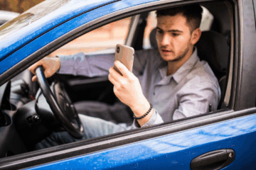 usar telefone ao volante retarda reações