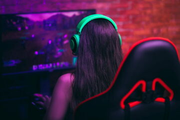 Mulher em frente a um PC gamer