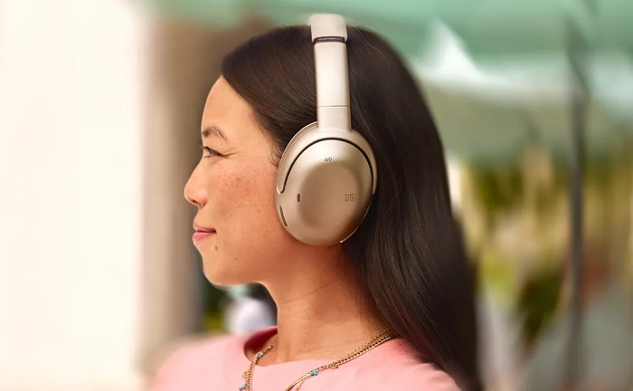 CES 2025: Novo JBL Tour One M3 usa transmissor para conexão sem fio com dispositivos sem bluetooth 1 Tour One M3