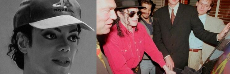 Michael Jackson jogando Tekken em um fliperama durante o lançamento do PlayStation 1 na E3 de 1995, usando um boné com o logotipo do PlayStation