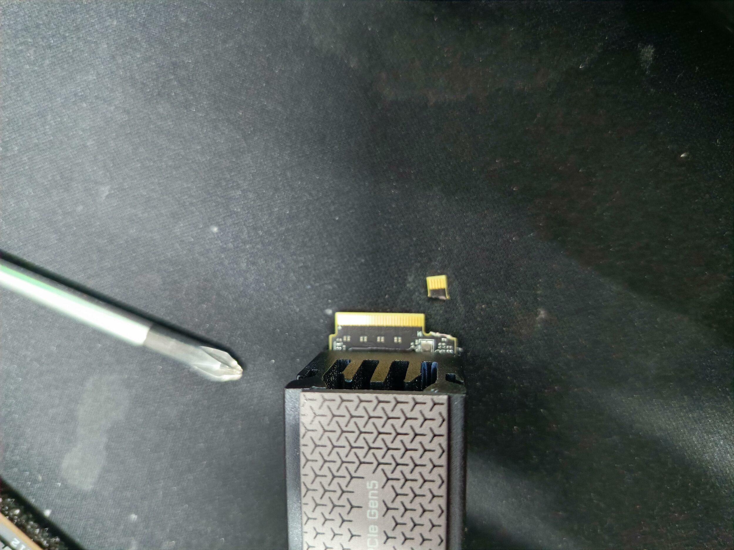 Homem derruba e quebra parte de um SSD NVMe que não era dele e se desespera: 'Tô ferrado?' 1 mz0pagu2twde1
