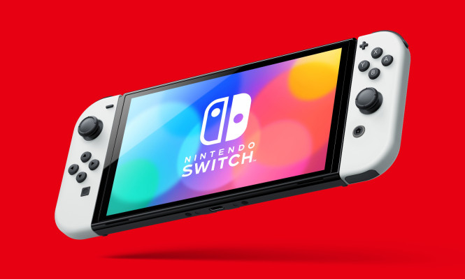 Console Nintendo Switch OLED branco com Joy-Cons brancos, flutuando sobre fundo vermelho, com a logo Nintendo Switch na tela