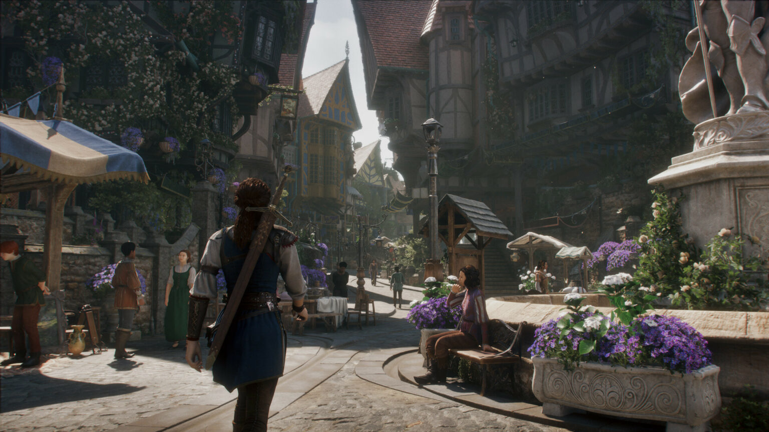 Captura de cena de Fable mostrando um personagem de costas com espada percorrendo uma vila medieval de ruas de pedra, com flores roxas e pessoas no mercado