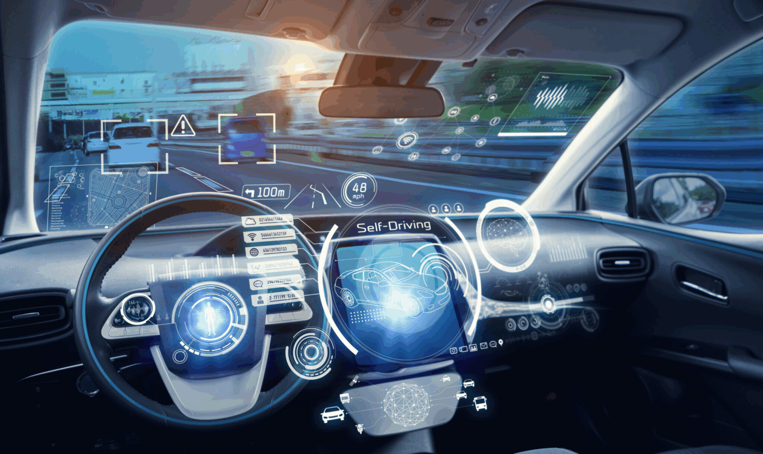 Interior de carro com painel digital holográfico, volante e telas exibindo "Self-Driving", alertas de trânsito e mapa de direção autônoma