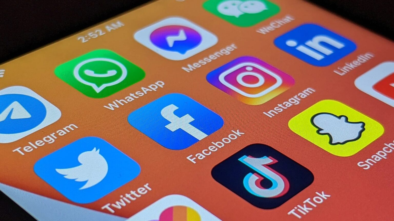 Tela de celular com ícones de aplicativos de redes sociais e mensagens, como WhatsApp, Instagram, Facebook, TikTok, Twitter, Telegram, Messenger, LinkedIn e Sn…