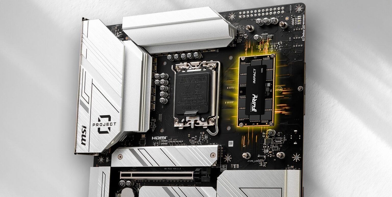 Placa-mãe MSI Project Zero com módulo de memória Kingston Fury Impact instalado em slot de notebook-like, destacado com iluminação amarela