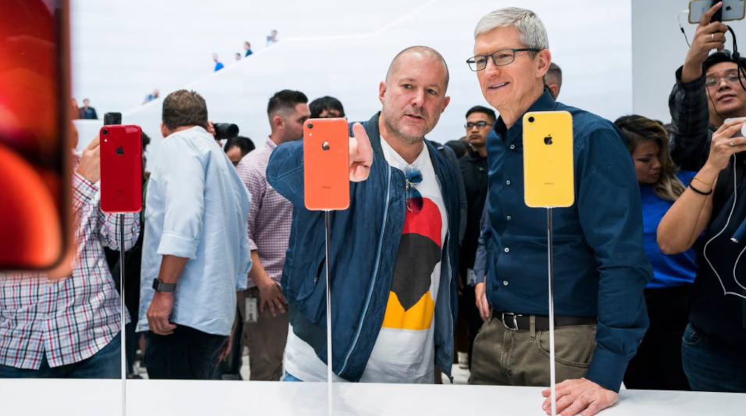 Quem é Jony Ive, lendário designer que vendeu sua empresa para a OpenAI por US$ 6,5 bilhões? 2 Jony Ive ao lado do CEO da Apple, Tim Cook, em 2019