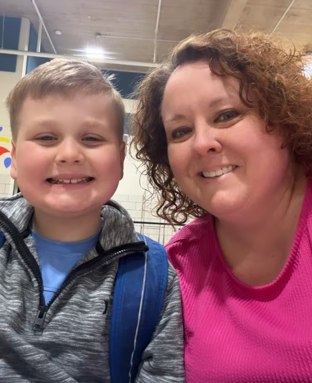 Criança usa IA e acaba comprando quase 70 mil pirulitos sem querer: "Mãe, chegaram meus doces!" 22 mae e filho