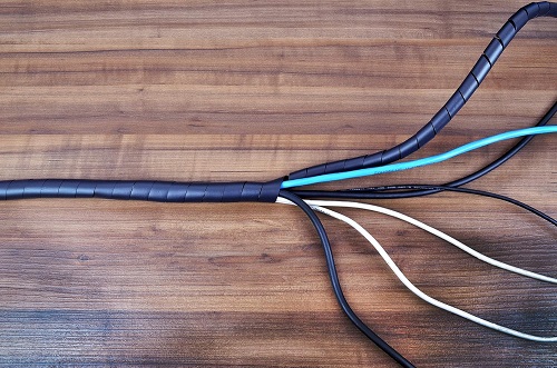 5 organizadores de fios e cabos para um setup impecável 7 Sforplast espiral: proteção e flexibilidade