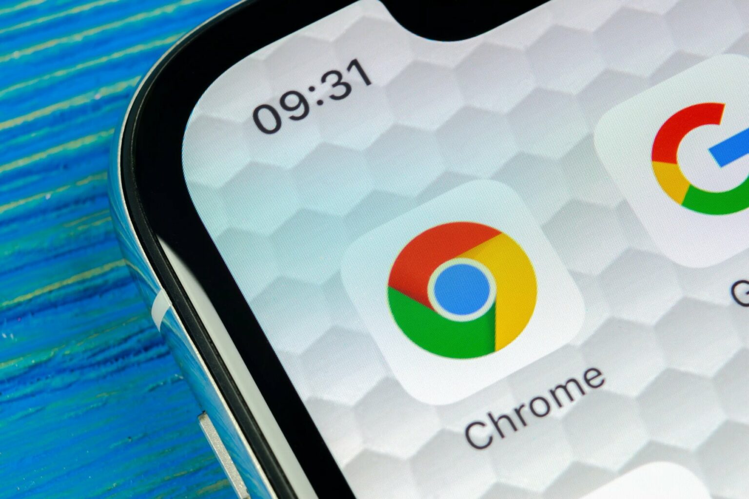 Ícone do Google Chrome na tela inicial de um smartphone com a hora 09:31, ao lado do app Google