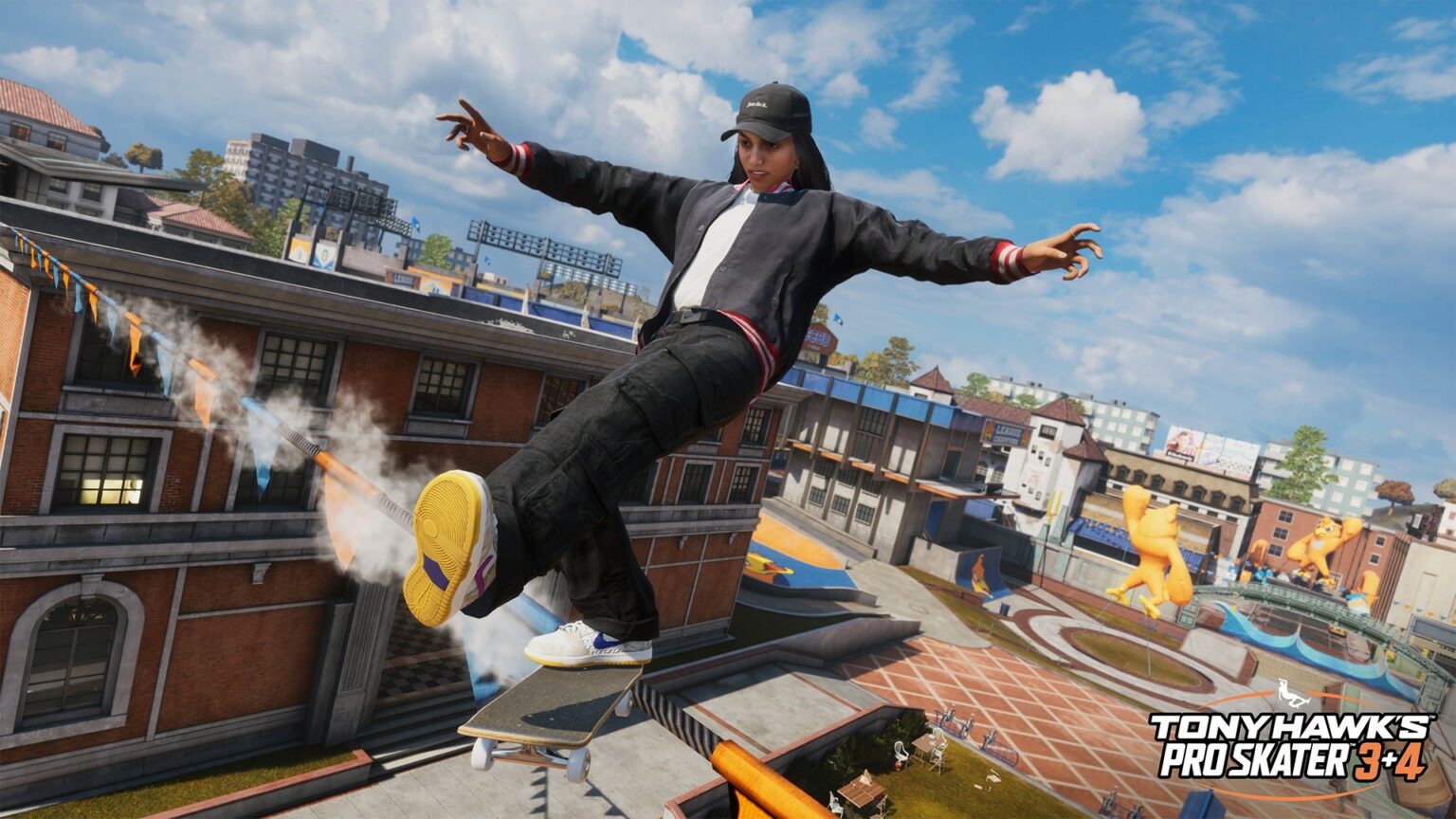 Personagem de boné e moletom deslizando sobre um grind em corrimão de skate em uma cidade virtual, no game Tony Hawk's Pro Skater 3+4