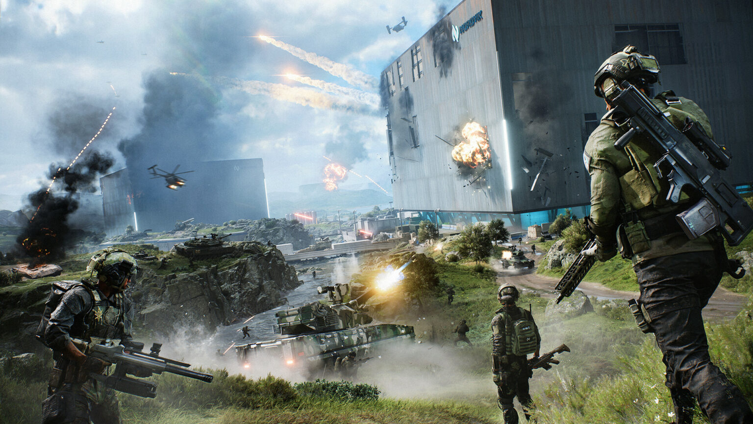 Soldados em combate com fuzis em campo aberto, enquanto tanques, helicópteros e explosões atingem um complexo industrial de concreto, cena típica de jogo de gu…