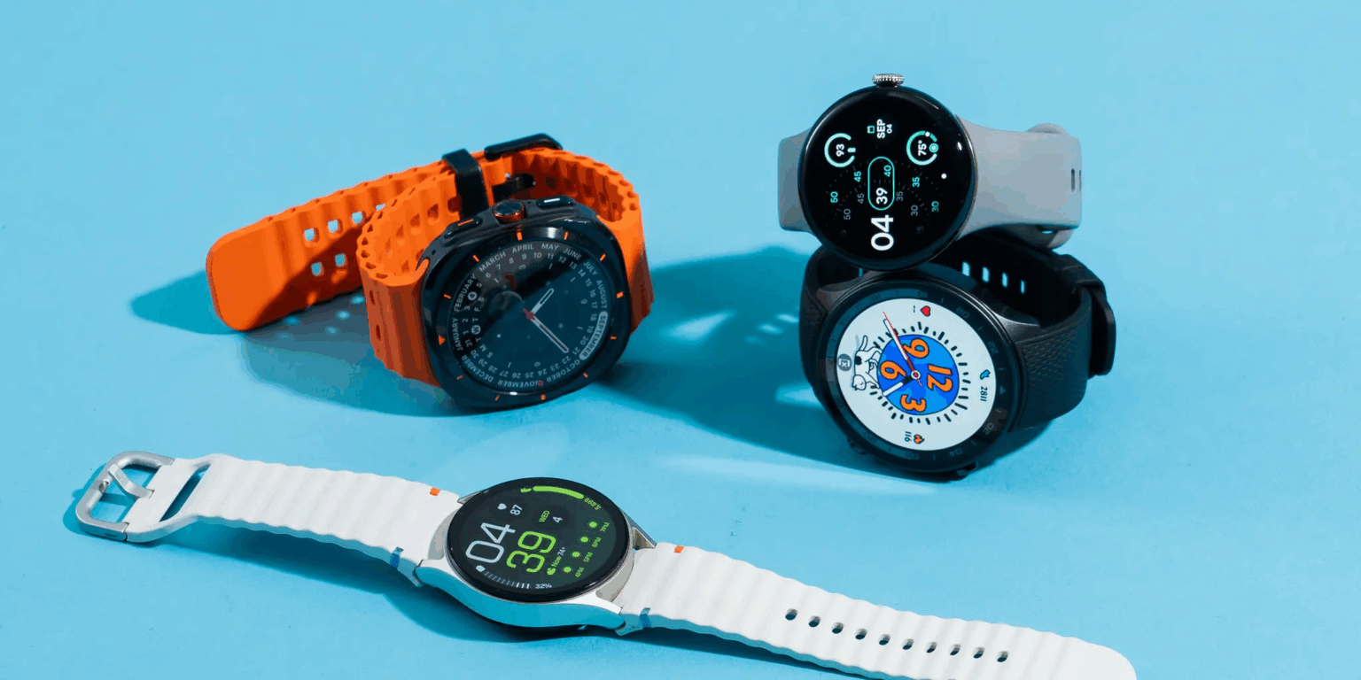 Quatro smartwatches sobre fundo azul: um laranja e preto, um cinza com mostrador digital, um preto com mostrador colorido e um branco com pulseira de borracha