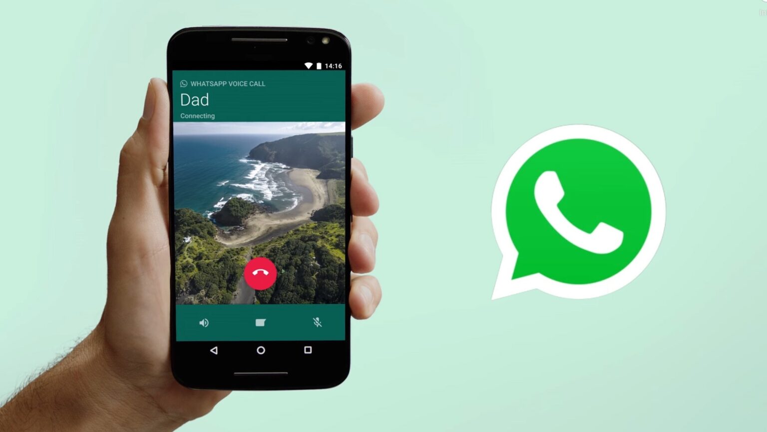 Mão segurando smartphone com chamada de voz do WhatsApp em andamento de "Dad" e logotipo do WhatsApp ao lado