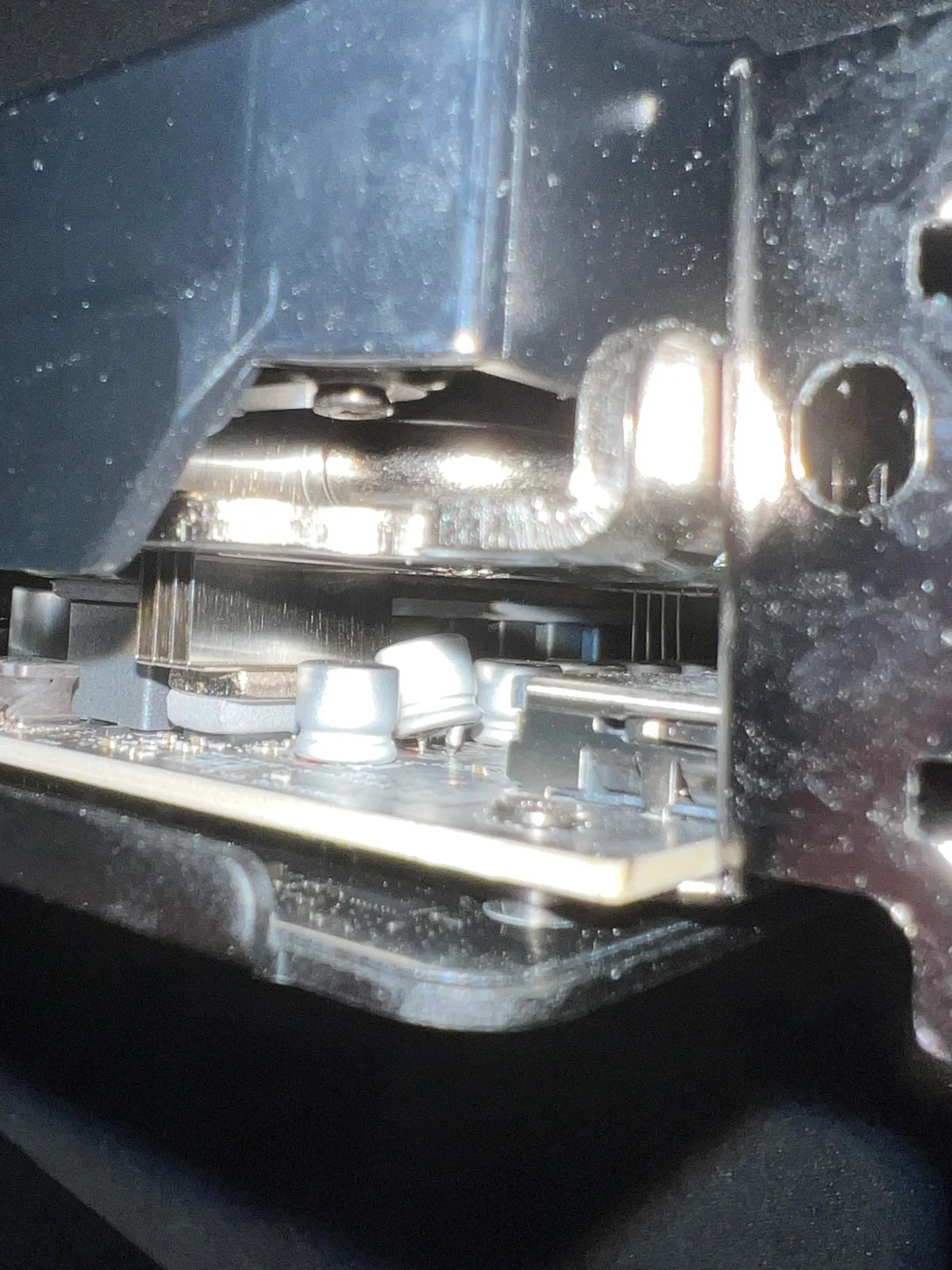 Close-up de capacitor explodido na PNY RTX 5070 com dano visível no PCB
