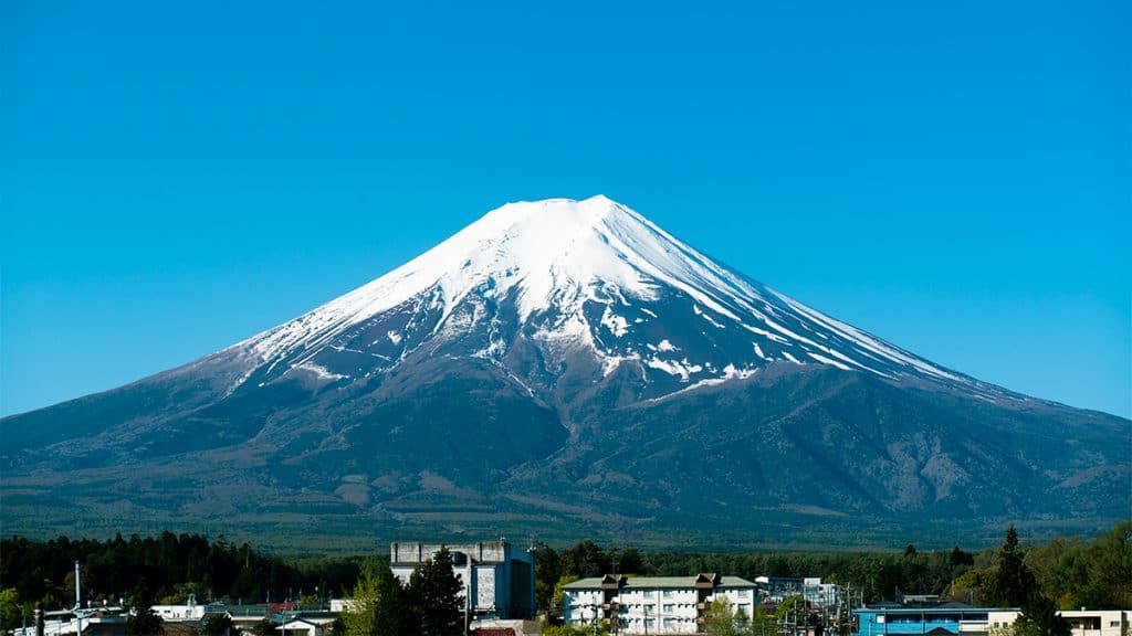 IA simula erupção do Monte Fuji: cinzas em Tóquio e prejuízo de 2,5 trilhões de ienes 2 Monte Fuji com cume nevado sob céu claro