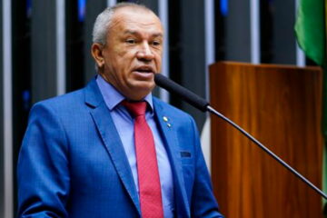 Deputado propõe tributo sobre plataformas digitais para financiar satélites brasileiros e um GPS próprio. Projeto prevê arrecadação de até R$ 50 bilhões por ano.
