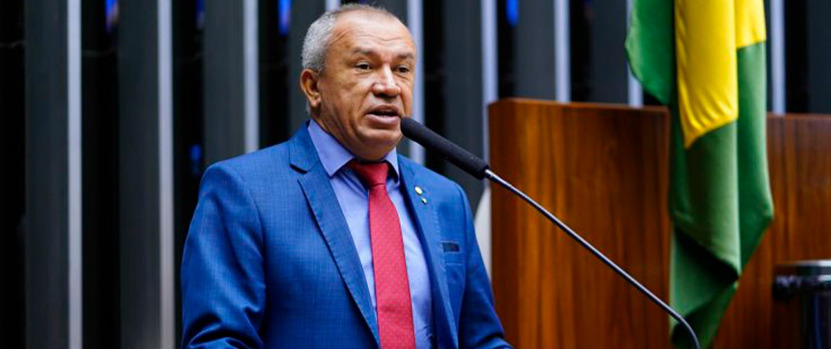 Deputado propõe tributo sobre plataformas digitais para financiar satélites brasileiros e um GPS próprio. Projeto prevê arrecadação de até R$ 50 bilhões por ano.