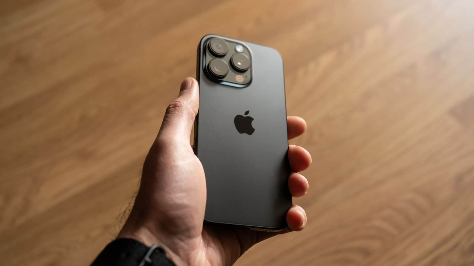 Fim do iPhone mais barato? Apple deve remover iPhone 18 básico e lançar  dobrável inédito em 2026