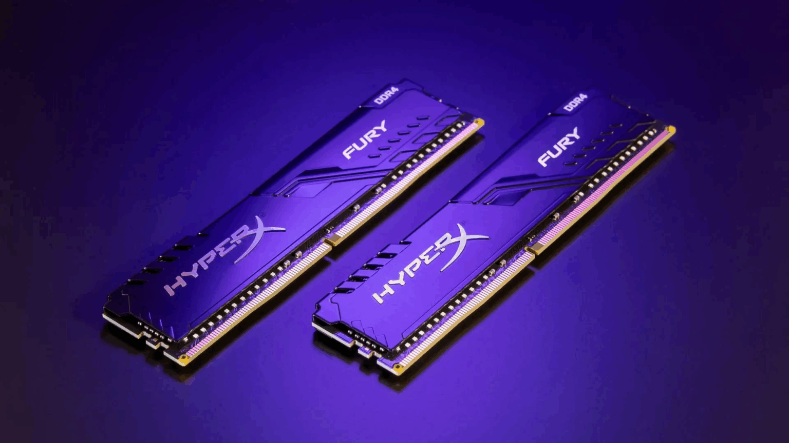 Dois pentes de memória RAM DDR4 HyperX Fury, com dissipadores azuis, sobre fundo roxo-azulado
