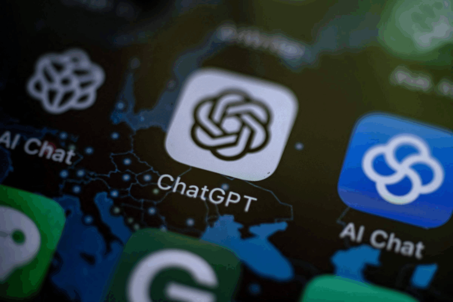 Tela de celular com ícones de aplicativos de chat com IA, em destaque o ícone do ChatGPT com o logotipo da OpenAI, ao lado de outros apps como AI Chat