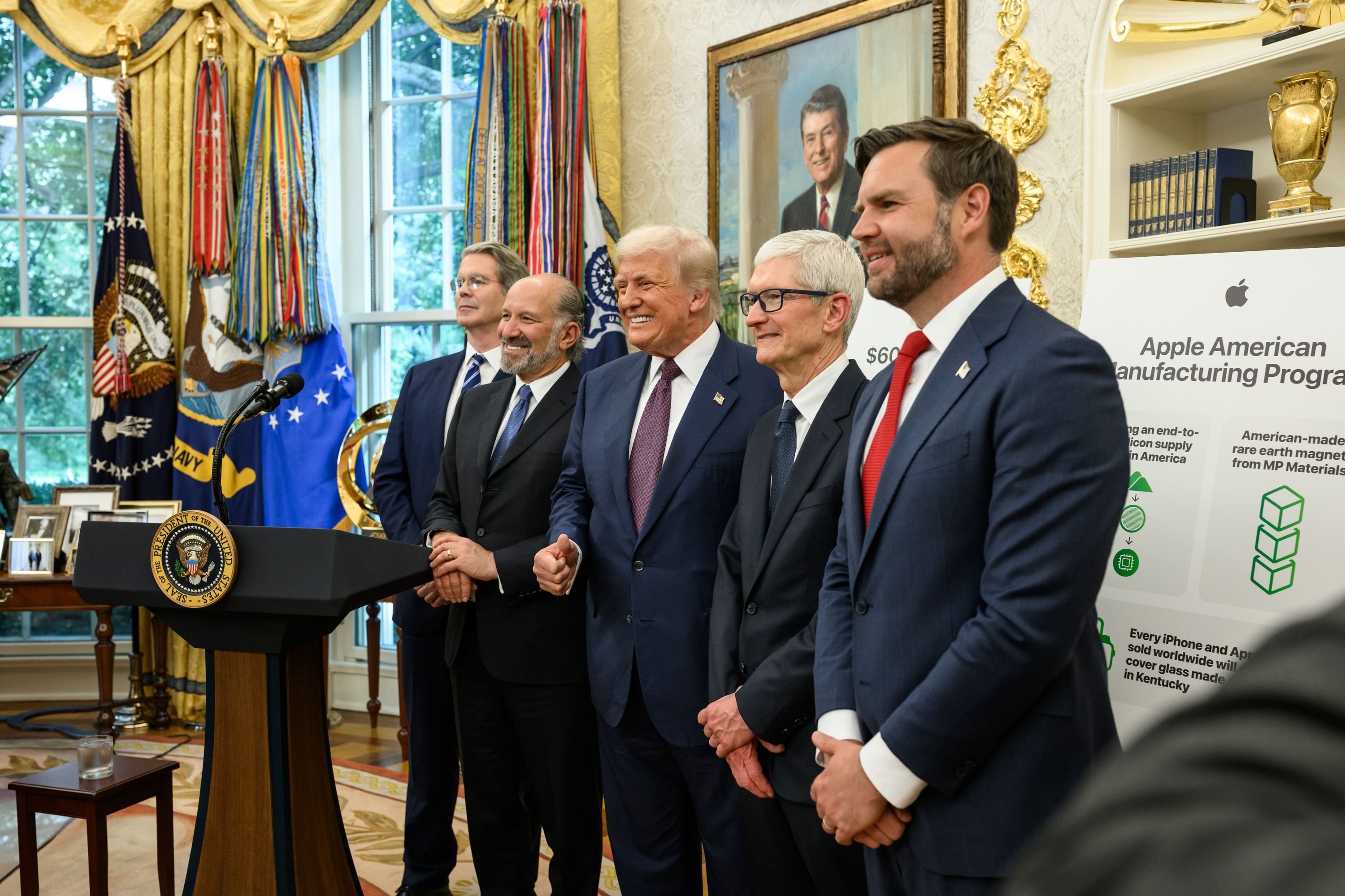 Vídeo falso de Trump acusando STF de golpe e chamando Lula de "carniceiro" viraliza com 87 mil curtidas; entenda 2 Donald Trump e Tim Cook durante anúncio de investimento da Apple nos EUA