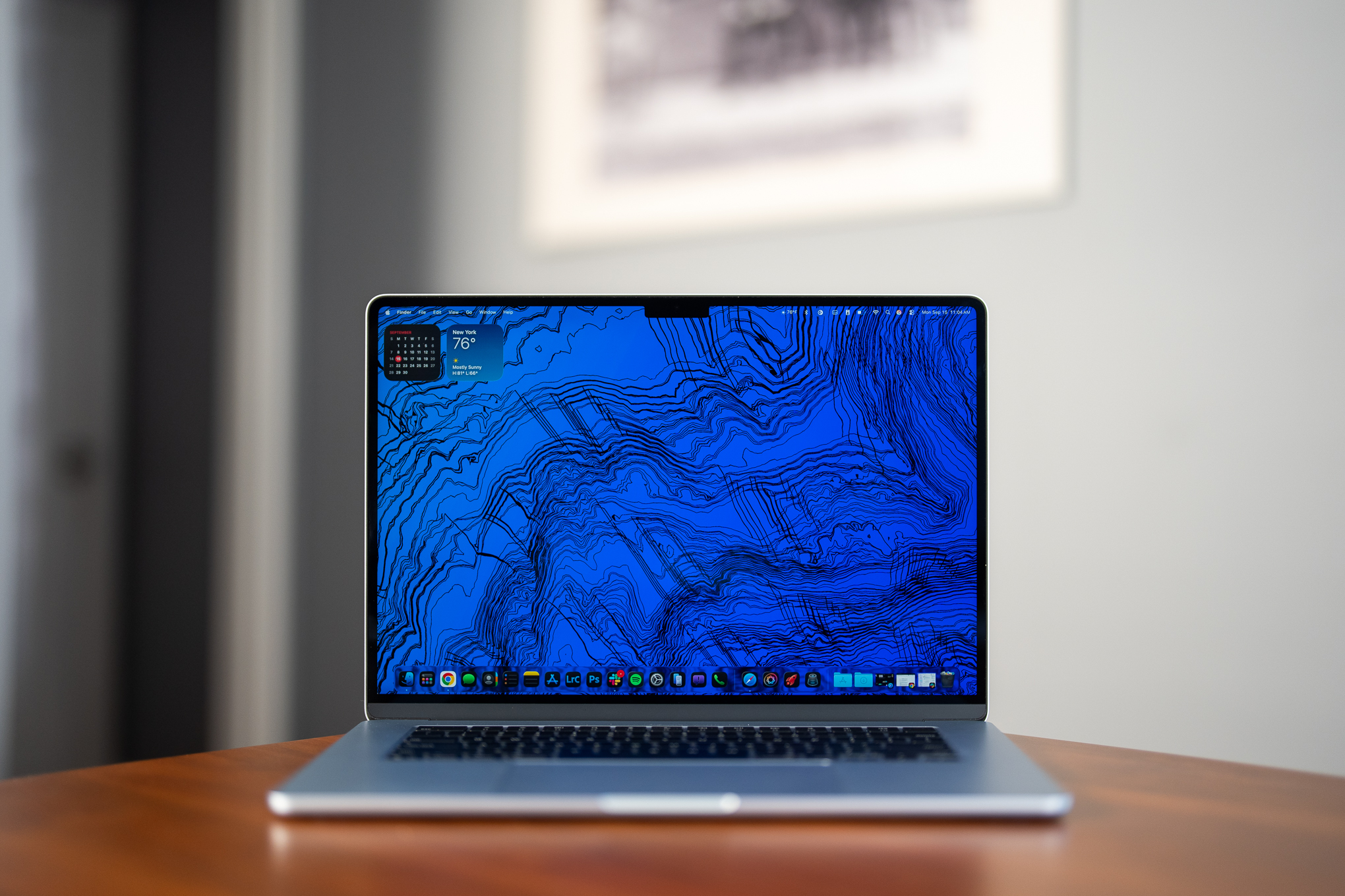 Após anos de resistência, Apple deve lançar MacBook com tela sensível ao toque 1 MacBook Pro moderno prateado com tela grande exibindo interface macOS com widgets e barra de apps