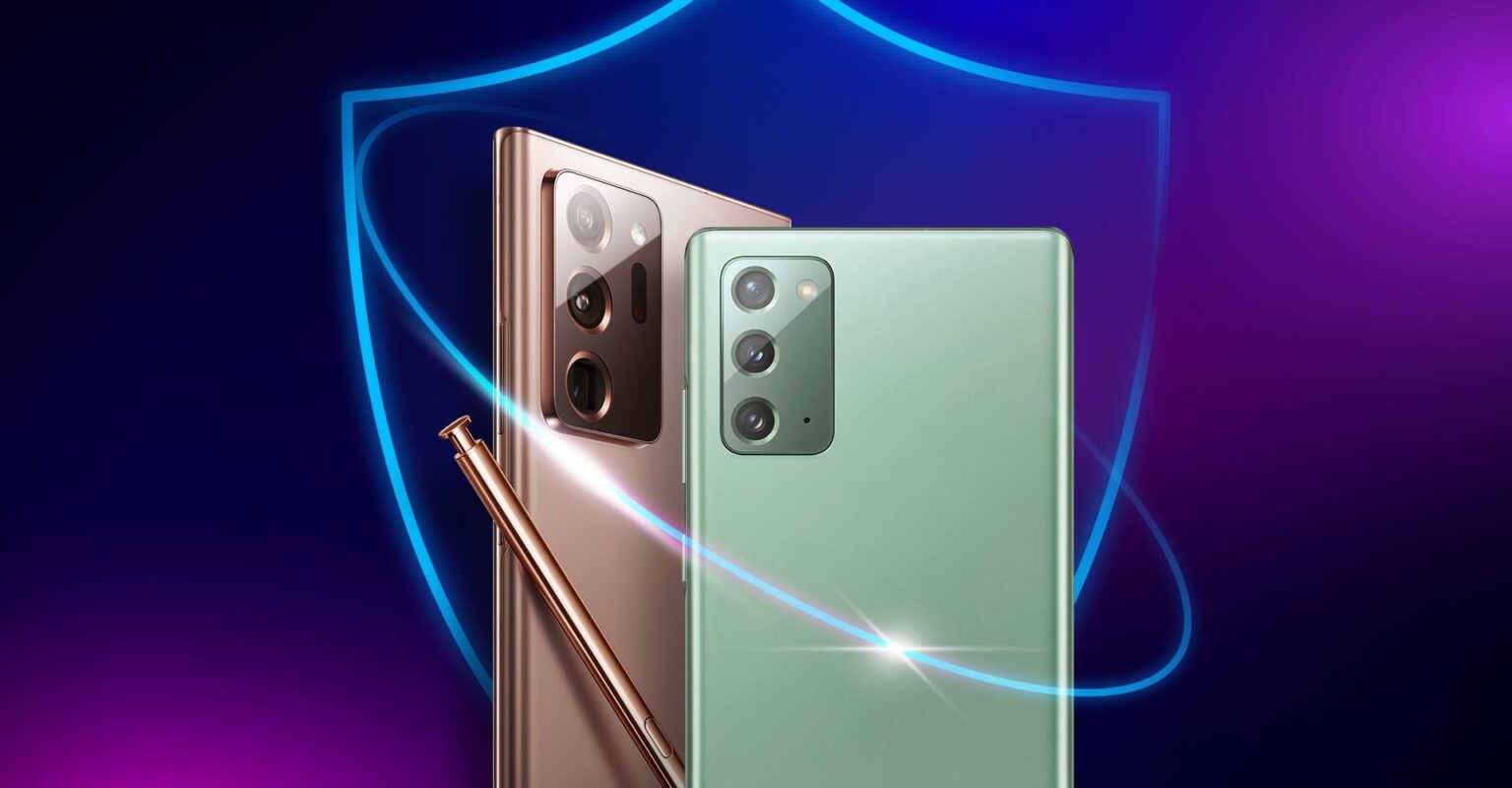 Dois smartphones Samsung Galaxy Note 20 nas cores bronze e verde, com a caneta S Pen ao lado, sobre fundo azul e roxo com escudo de luz