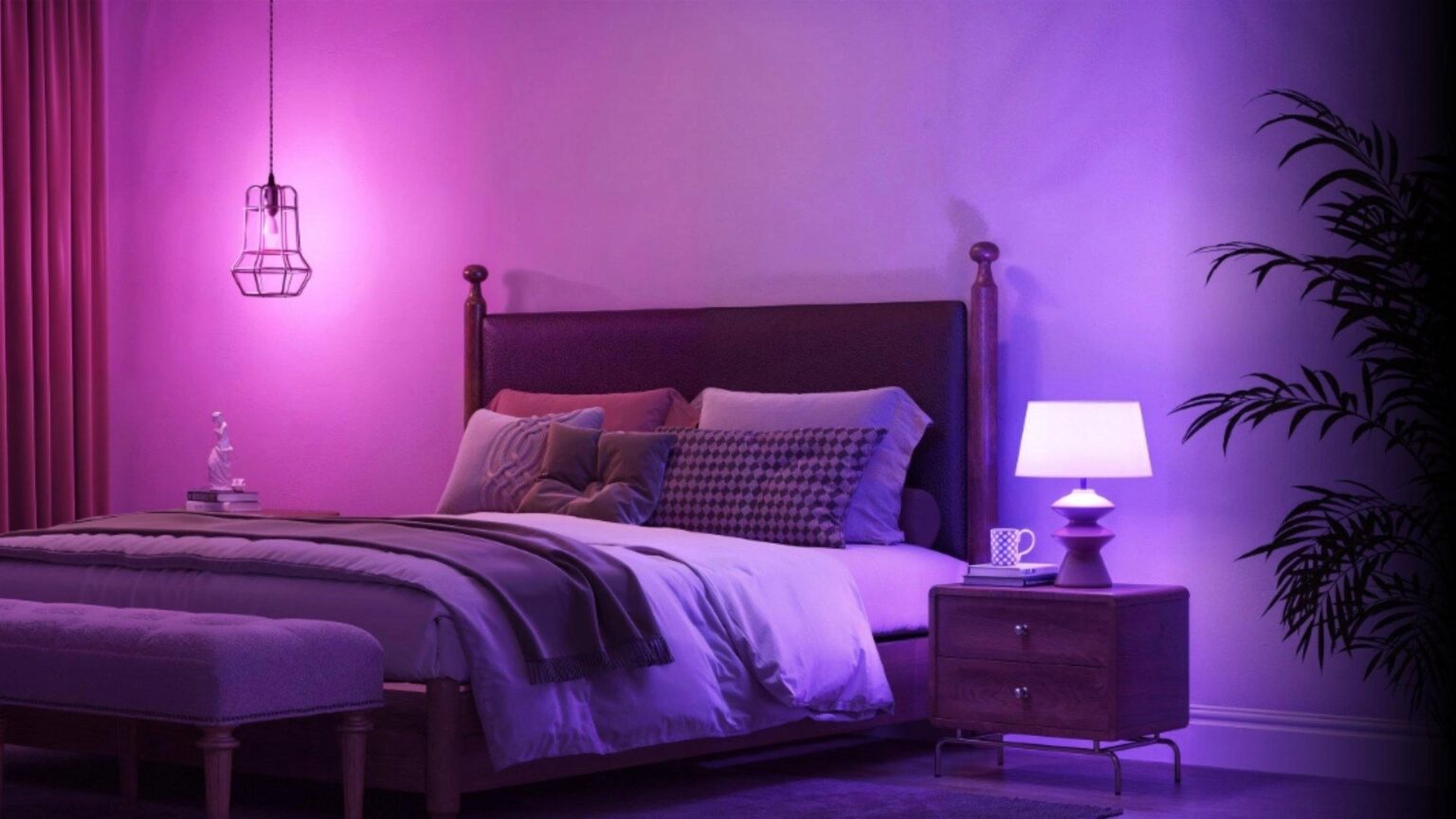 Quarto iluminado por lâmpadas inteligentes em tons roxo e rosa, com luminária pendente, cama, abajur e criado-mudo ao lado de uma planta