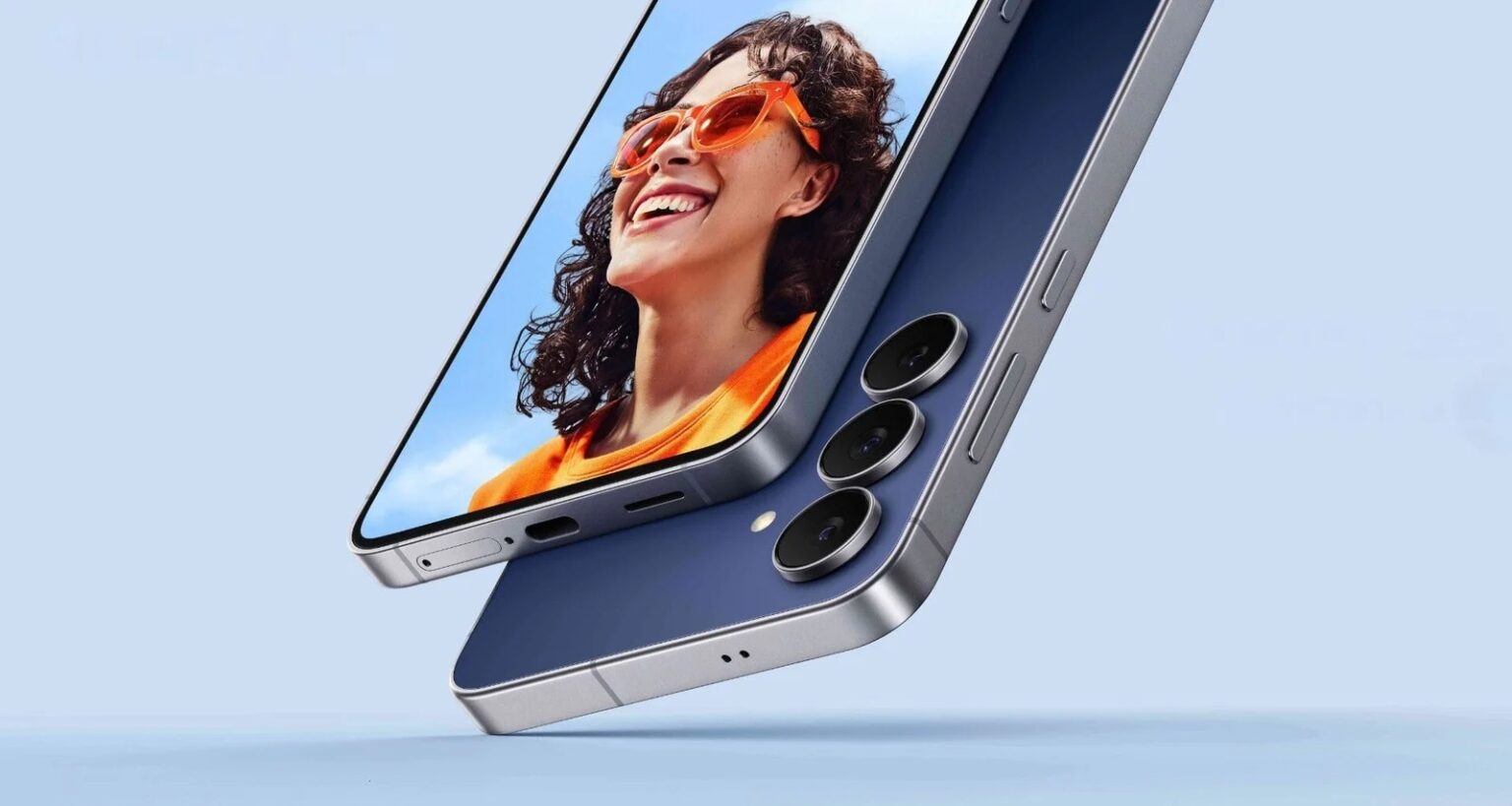 Smartphone azul com três câmeras traseiras flutuando em fundo claro, exibindo na tela uma mulher sorridente de óculos laranja