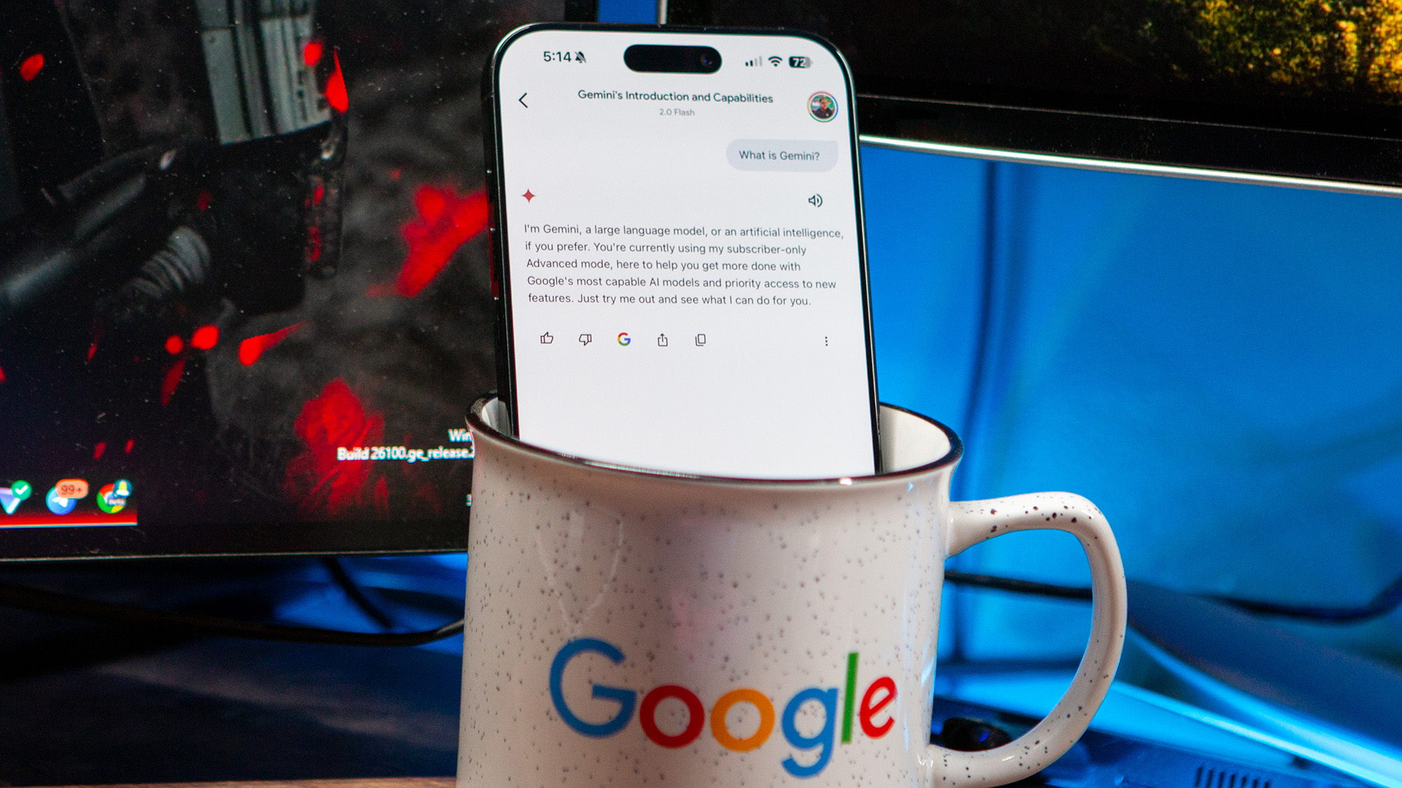 Esse app de IA é o aplicativo gratuito mais popular no iOS atualmente 1 Caneca branca com logo colorido do Google e smartphone mostrando chat do Google Gemini em ambiente de escritório