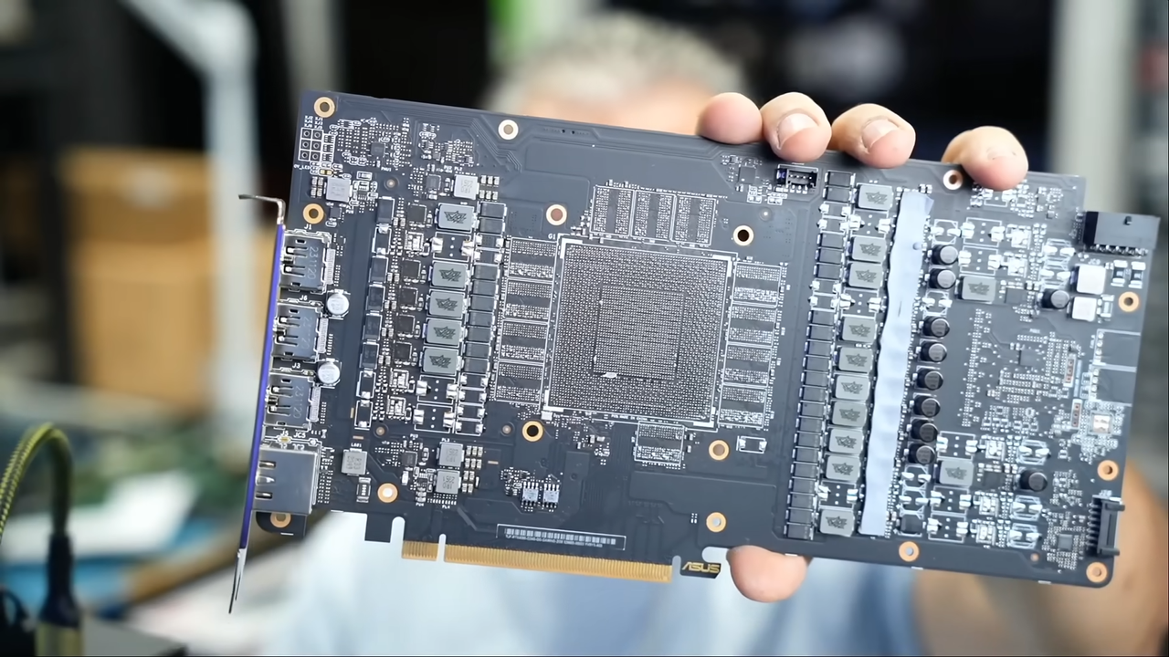 Homem compra RTX 4090 no eBay e recebe placa sem chip gráfico e nem memória VRAM 1 Placa RTX 4090 desmontada sem chip GPU nem módulos de memória sobre superfície clara