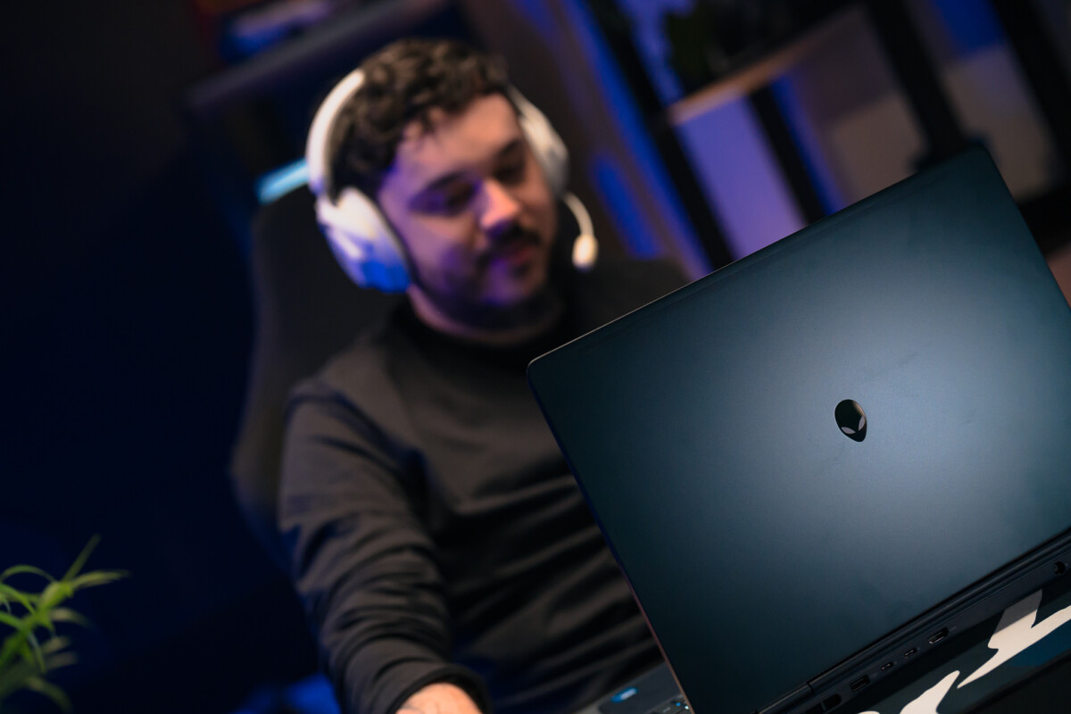 Alienware 16 Area-51 e Aurora estreiam produção no Brasil com Wi-Fi 7 e design premium 2 Alienware 16 Aurora aberto mostrando teclado e tela, chassi compacto