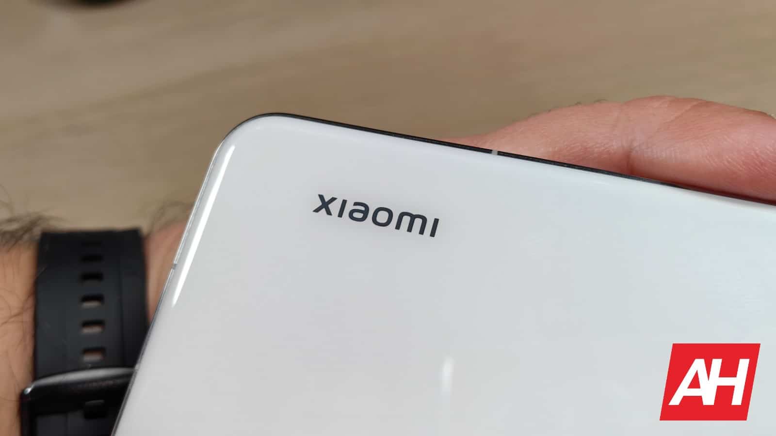 Você tem uma? Xiaomi emite recall global de power bank 20,000mAh por risco de incêndio 1 Power bank Xiaomi 20.000mAh visto em close, destacando detalhes e portas de carregamento.
