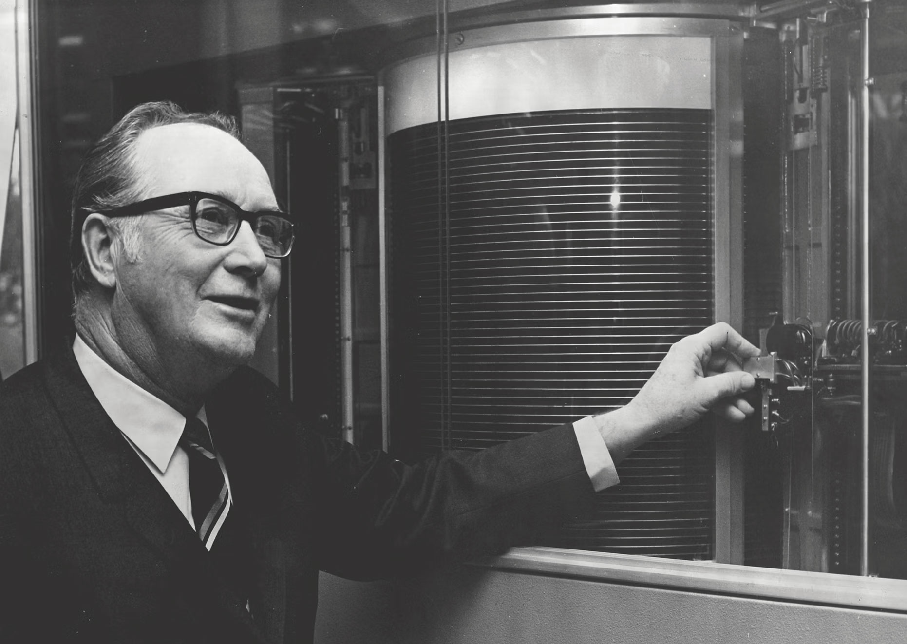 IBM RAMAC 350: há 69 anos era lançado o disco rígido de 1 tonelada que iniciou a era do armazenamento digital 1 Reynold B. Johnson, pai do primeiro disco rígido comercial, ao lado do equipamento IBM RAMAC