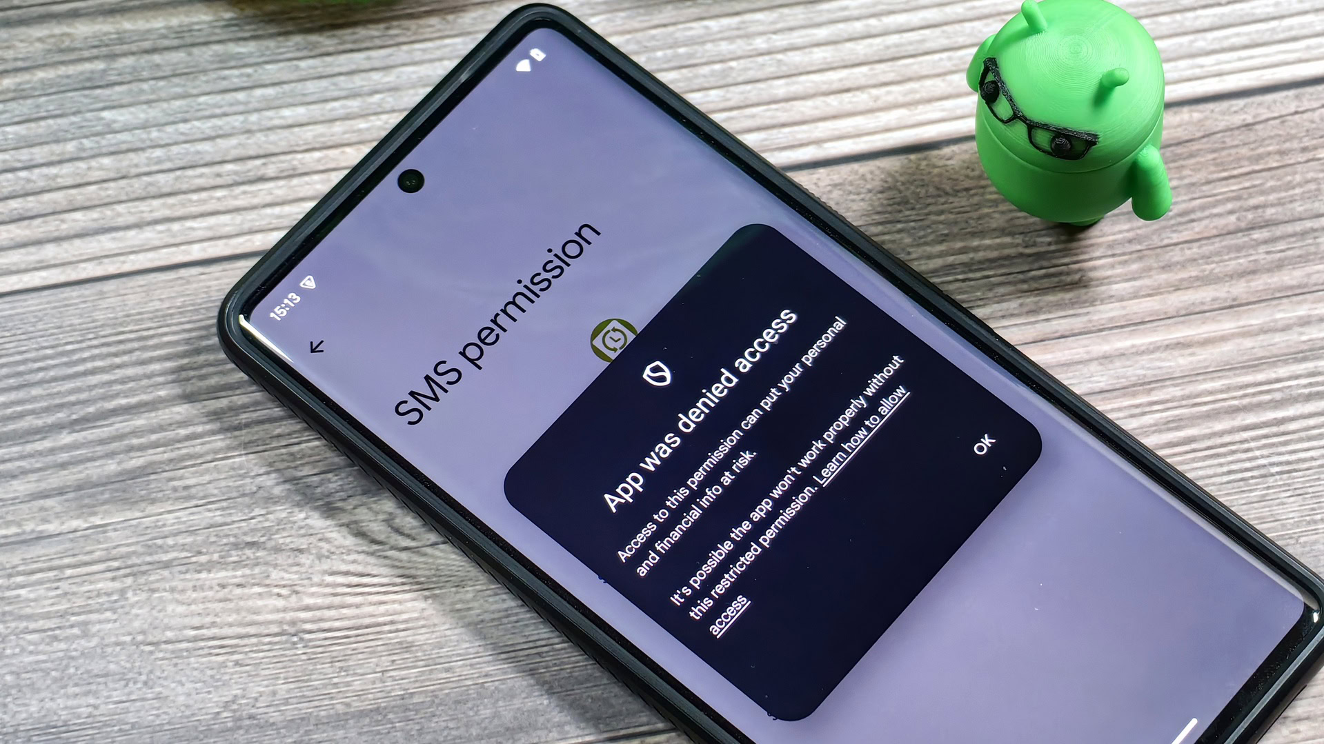 O futuro do F-Droid: novas regras do Google podem ameaçar a liberdade dos apps no Android 1 Tela de permissão SMS no Android 15 com aviso de acesso negado exibida em smartphone preto