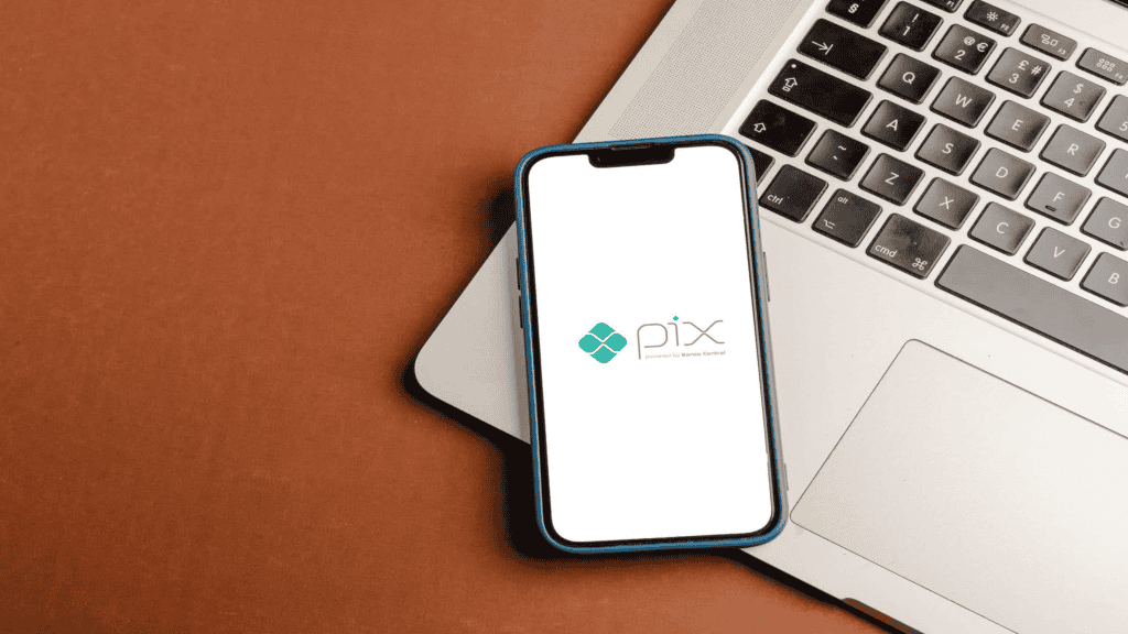 Pix Parcelado: Como funciona a nova modalidade que promete revolucionar pagamentos 2 Smartphone exibindo chave Pix e QR code