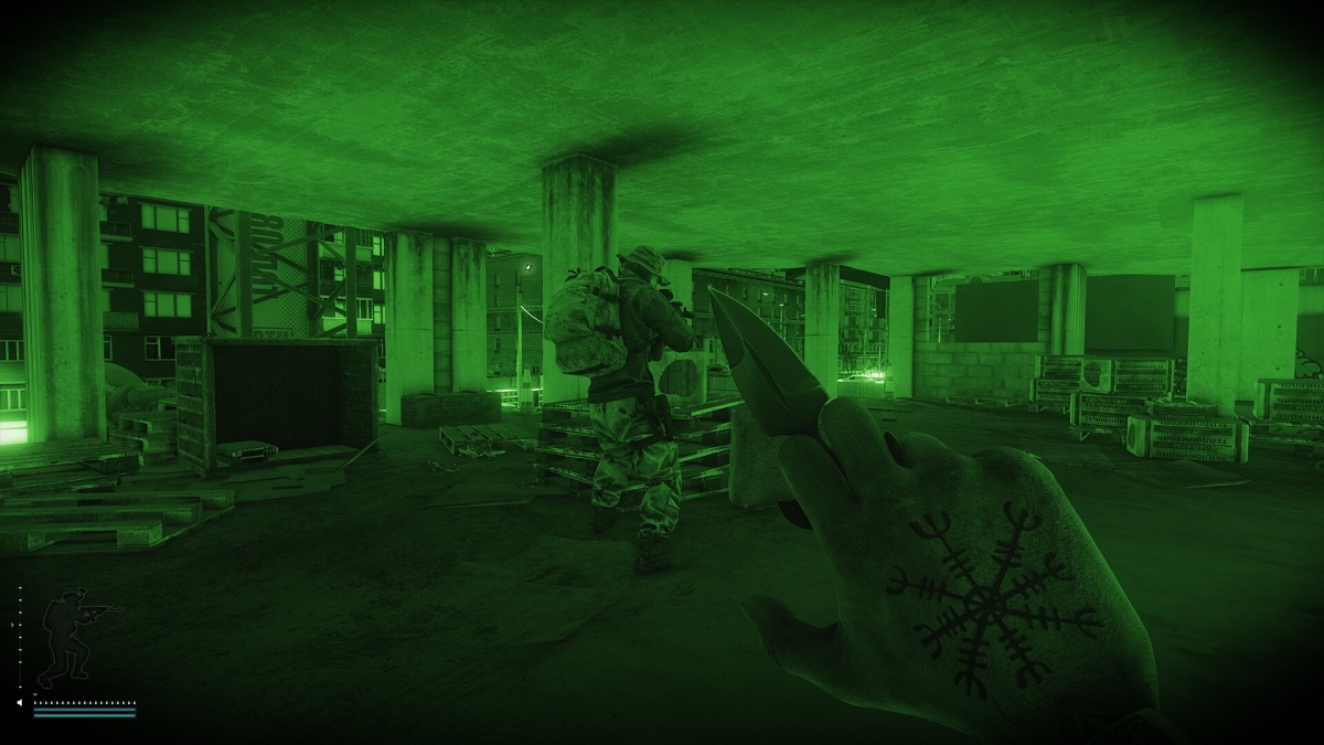 Escape from Tarkov chega ao Steam com exigência surpreendente de 64 GB de RAM 1 Cena em visão em primeira pessoa com jogador segurando faca em galpão industrial abandonado em Escape from Tarkov