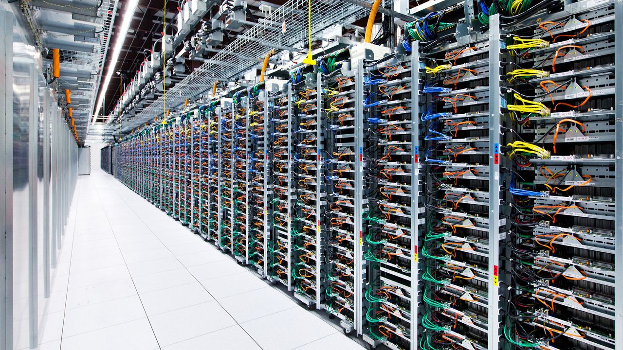 Crise no mercado de armazenamento: falta de HDs e SSD impacta tecnologia e preços disparam 1 Sala de data center com racks paralelos de servidores e intensa organização de cabos coloridos