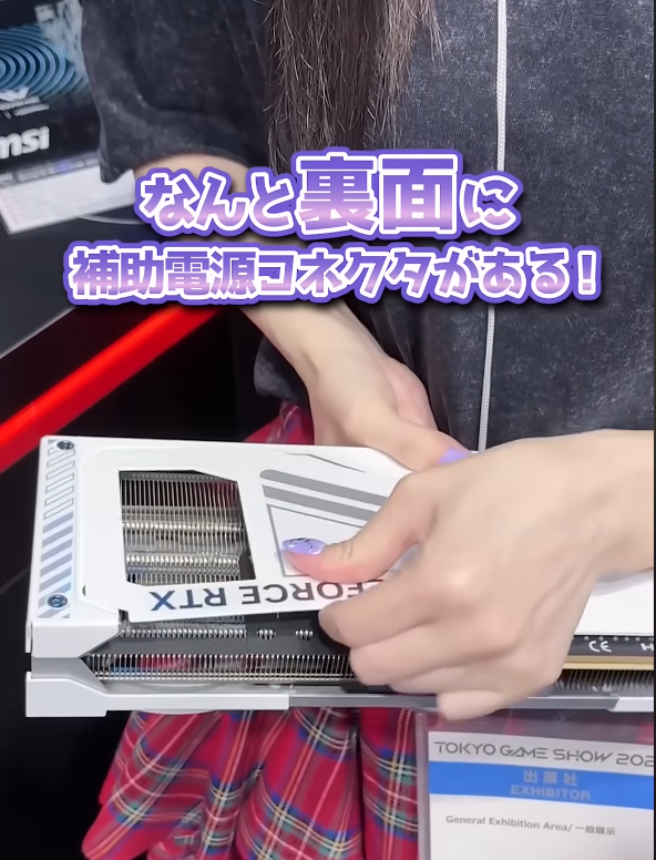 O design oculto do MSI RTX 5070 Ti resolve problema crítico de conectores 2 Placa gráfica branca MSI RTX 5070 Ti segurada com as mãos, exibindo o dissipador e o branding do modelo em evento de tecnologia
