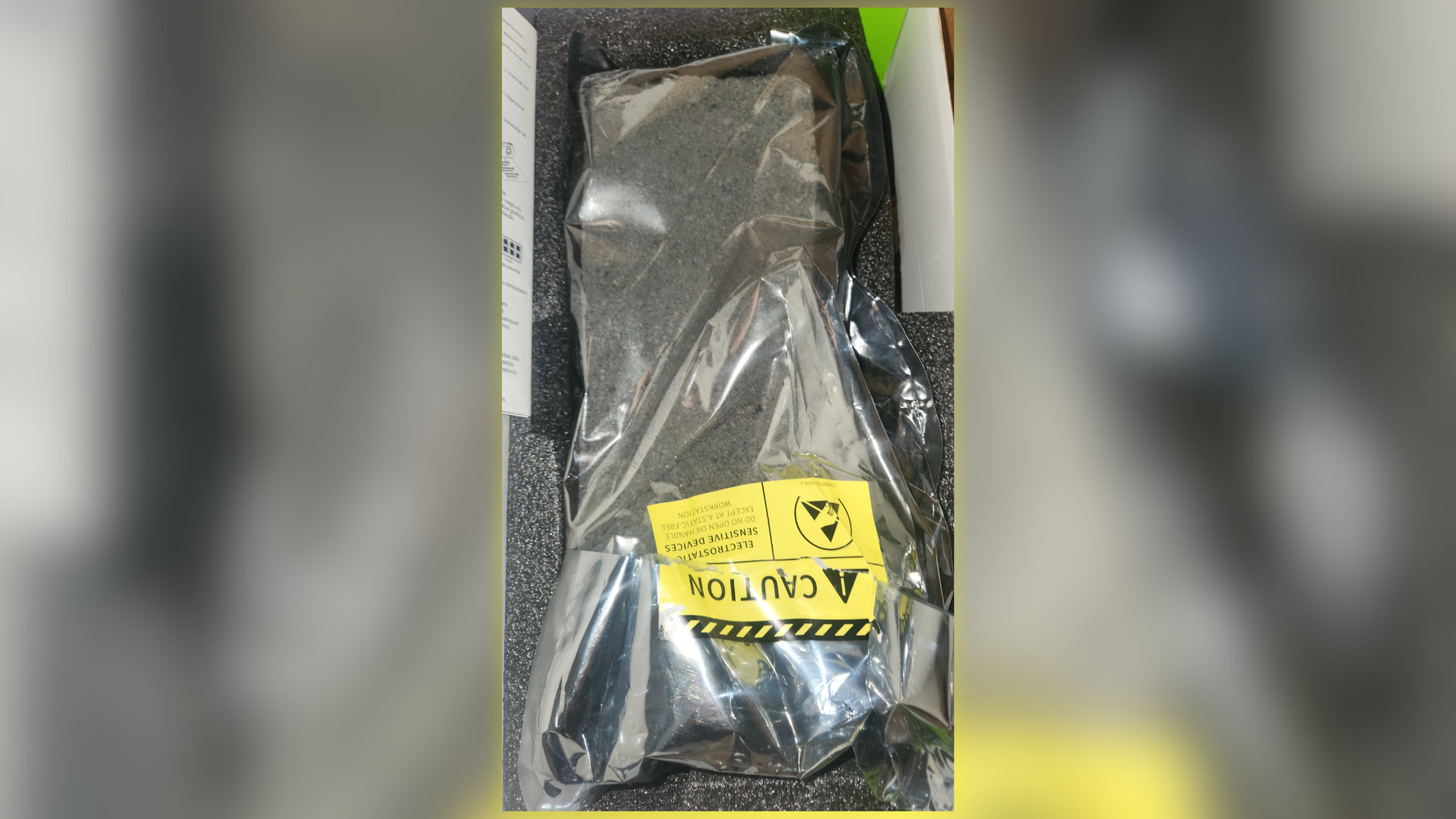 Cliente compra RTX 5080 na Amazon e recebe um tijolo no pacote: entenda o golpe 1 Componente eletrônico retangular envolto em saco antiestático preto metálico dentro de embalagem com espuma preta
