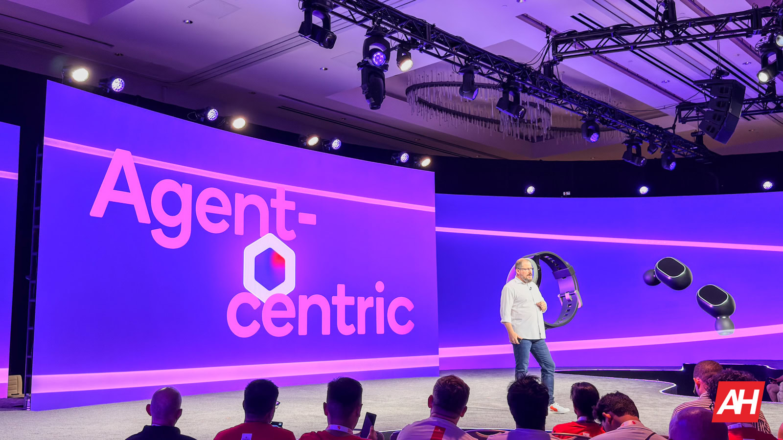 Smartphones não serão substituídos, mas melhorados com agentes de IA, diz CEO da Qualcomm 1 Cristiano Amon no palco de conferência Qualcomm com iluminação roxa e painel Agent-centric