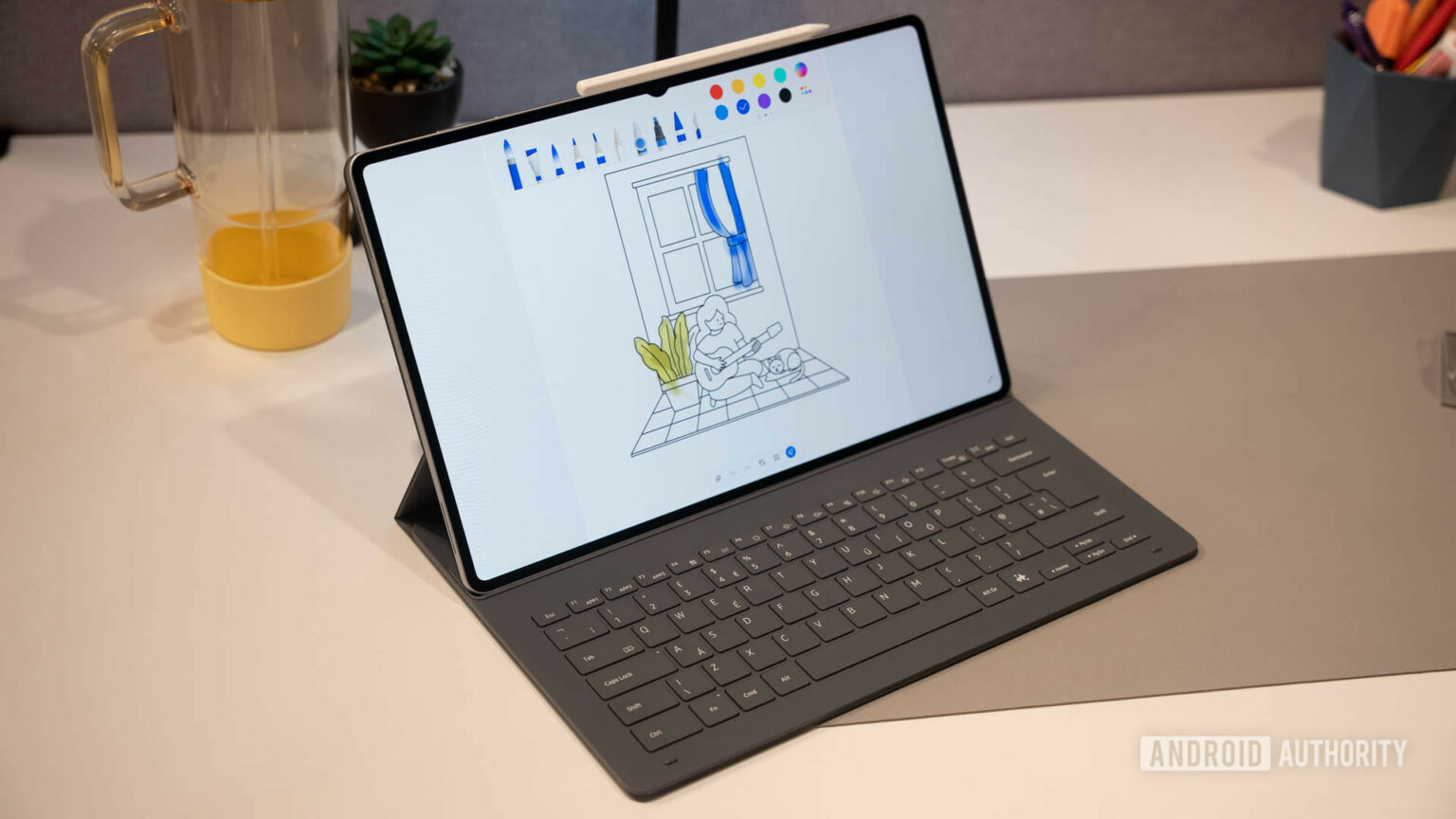 Tablet Samsung Galaxy Tab S11 Ultra com teclado folio sobre mesa, exibindo um desenho de janela com planta em aplicativo de pintura digital e caneta S Pen